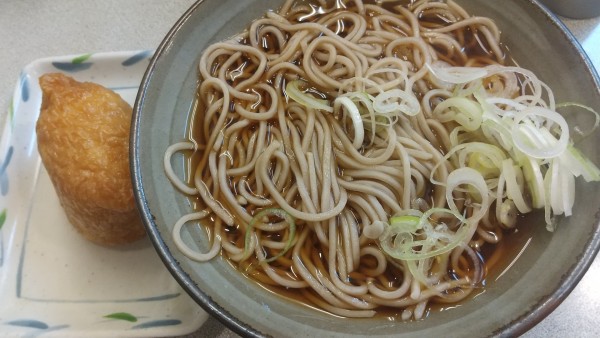 「かけそば+五目いなり(¥330+100)」@そば処 かめや 神田西口店の写真