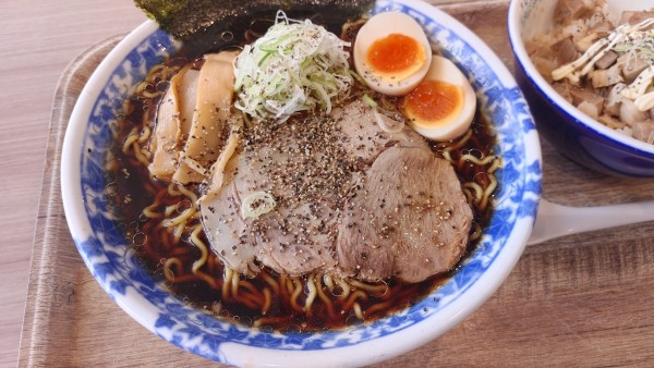 「イオンモール松本限定　松本ブラック中華そば　味玉トッピング」@凌駕IDEA イオンモール松本店の写真