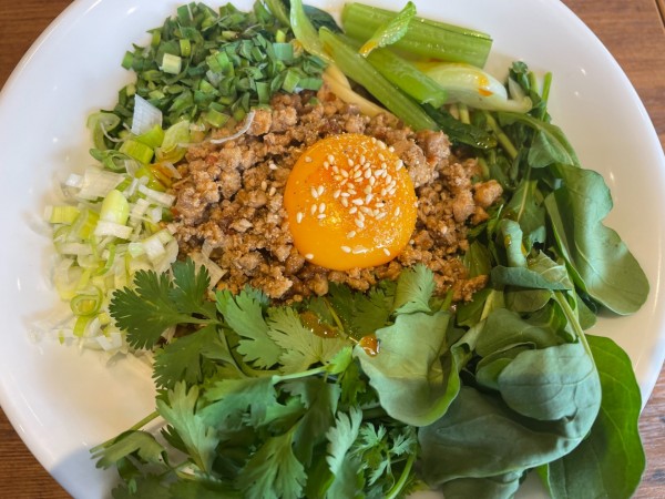 「CALMの担々まぜそば980円（パクチー多め）+温玉150円」@まぜそば CALMの写真