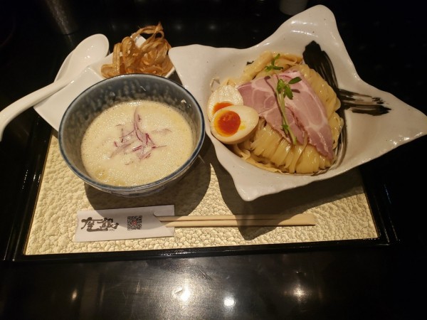 「⁡鶏つけsoba大 平打麺変更 燻製玉子」@鶏soba 座銀 肥後橋本店の写真