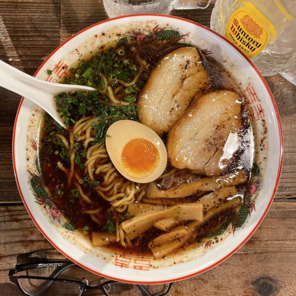 「コク旨こがし醤油の　◯旨　黒ラーメン」@うまいもん処 つるっちゃんの写真