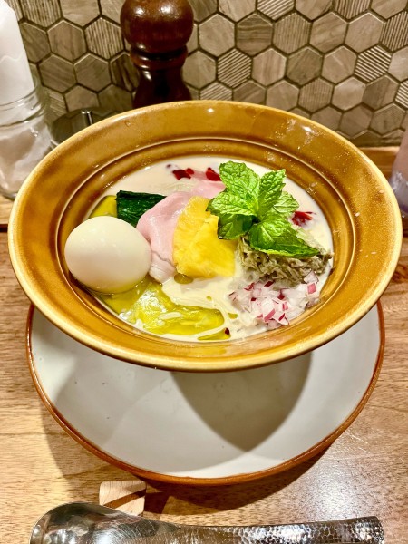 「【限定】冷やしカニらーめんフランボワーズのささやき【TP】味玉」@海老丸らーめんの写真