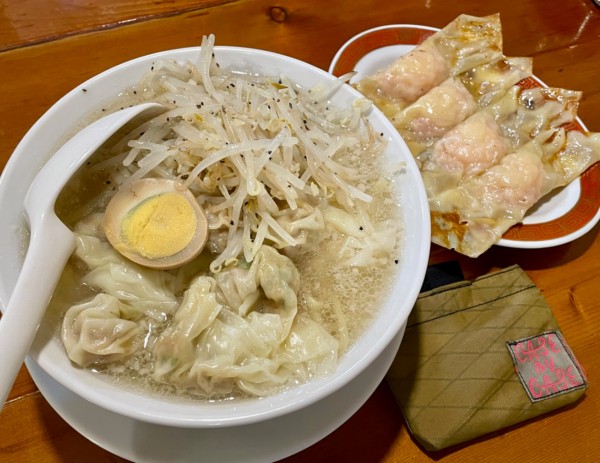 「塩ニンニク粗びき肉汁雲呑麺＋焼海老わんたん」@広州市場 大塚店の写真