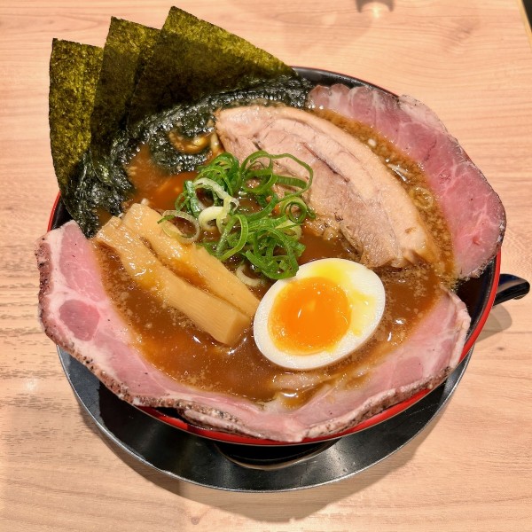 「人類みな一風堂」(というメニュー名)厚切り&低温チャーシュー+替玉