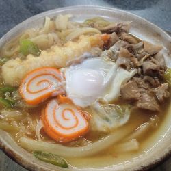 もつ煮込みうどん1000円、卵80円、小ライス140円