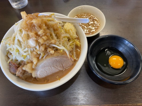 「らーめん(麺半分)＋生卵(※無料サービス)」@ラーメンどでん 大宮店の写真