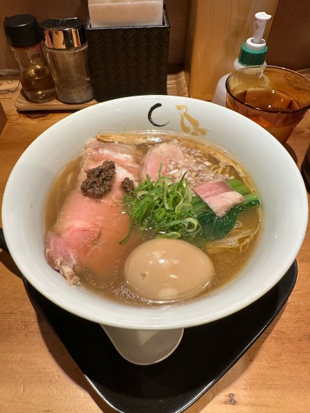 「特製醤油そば　1500円」@SOBAHOUSE 金色不如帰 新宿御苑本店の写真