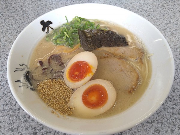 「並ラーメン ＋ 半熟煮卵」@大龍ラーメン 合川店の写真
