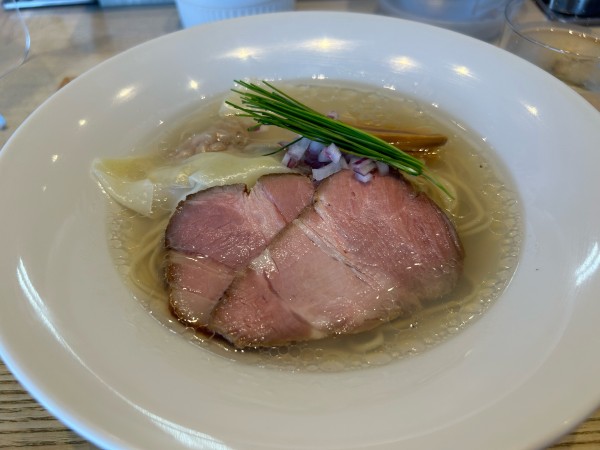 「宍道湖塩中華1000円、ワンタン2個100円」@宍道湖しじみ中華蕎麦 琥珀 東京本店の写真