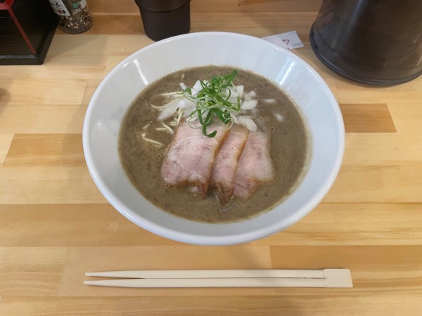 「濃厚煮干しソバ 肉入り」@煮干ソバと米 今日の1番の写真