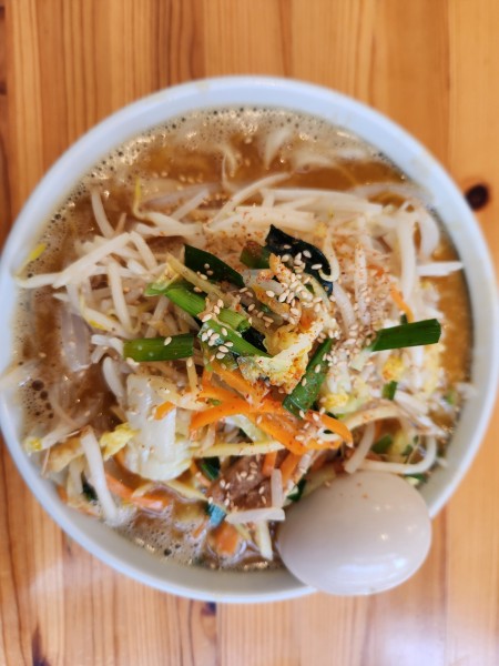 「辛タンメン1050円+味玉トッピング100円」@豚骨ラーメン おかだの写真