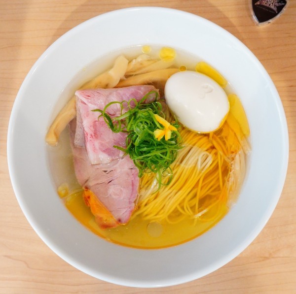 「淡麗味玉塩そば」@「七色の落書き」の写真