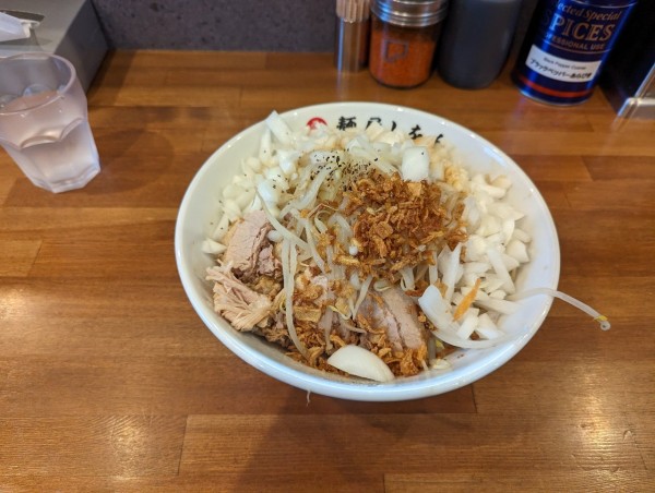 「まぜそば たまねぎ」@麺屋しをんの写真