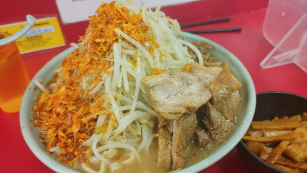 「大ブタＷ・メンマ・辛あげネギ(野菜増し)￥1,400」@ラーメン二郎 新宿歌舞伎町店の写真