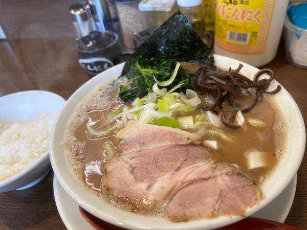 「ラーメン　半ライス」@うまいヨ ゆうちゃんラーメンの写真