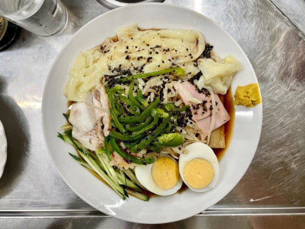 「サッポロ赤星＋竹の子ピーマン皿→ 冷やし五目そばワンタンのせ」@中華そば みたかの写真