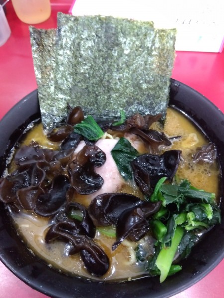 「ラーメン(並)＋きくらげ(900円)」@杉田家 千葉祐光店の写真