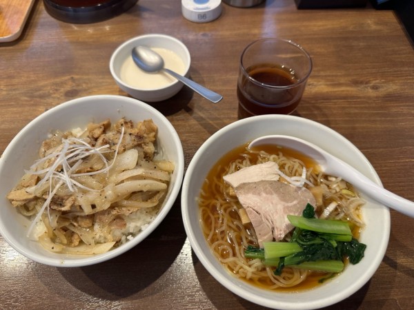 「日替り定食（豚バラ塩焼肉丼＋半醤油ラーメン）1,100円」@陳麻家 高崎駅西口店の写真