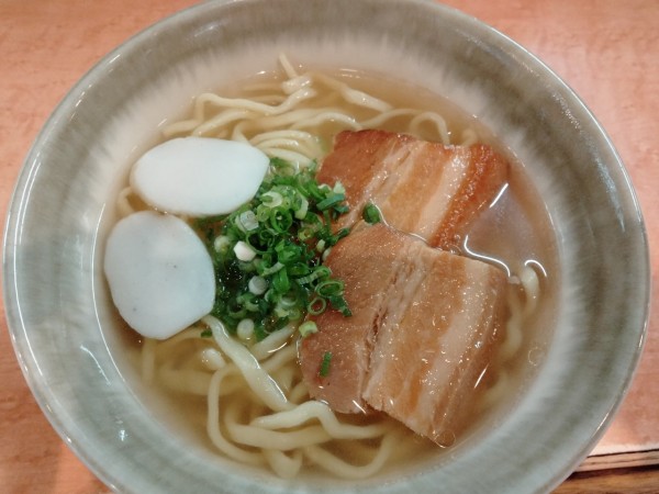 「沖縄そば」@沖縄そば やんばる 新宿本店の写真