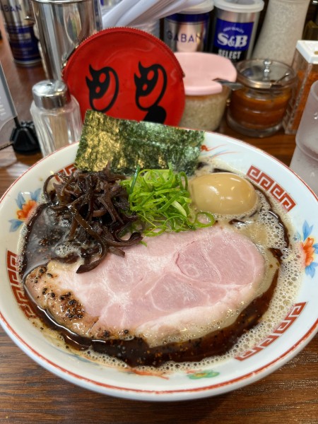 「濃厚ラーメン黒　味玉」@ラーメンかなやの写真
