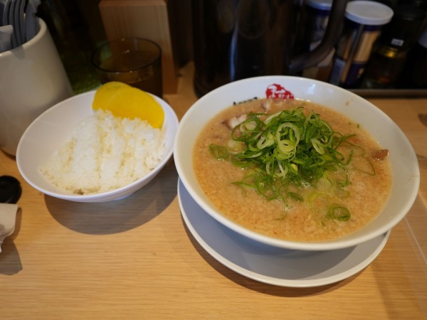 「ラーメン 並 麺硬め30秒＋脂多め＋セルフ辛いの多め＋セルフ」@京都銀閣寺 ますたにラーメン 室町店の写真