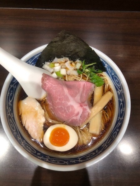 「黒醤油煮干そば、烏賊の和え玉」@寿製麺 よしかわ 西台駅前店の写真