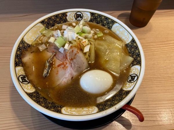 「すごい煮干しラーメン（醤油）+味玉1,010円」@すごい煮干ラーメン野毛 すし 釣りきんの写真