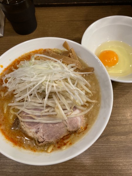 「辛味噌ラーメン、生卵」@味噌麺処 田坂屋の写真