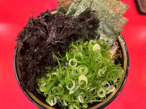 「ラーメン(並)800円＋岩のり200円＋九条ネギ150円」@横浜家系ラーメン 大輝家の写真