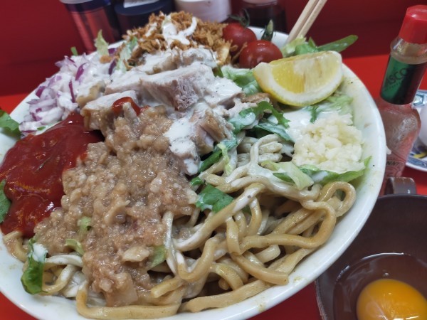 「ポークオーバーヌードル・増640・生卵（大蒜少・脂・チリトマ」@ハナイロモ麺 吉祥寺本店の写真