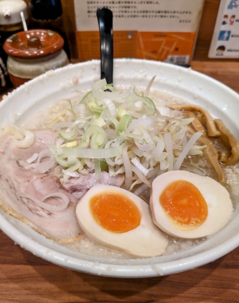 「醤油　味玉子らーめん　950円」@こってりらーめん なりたけ 池袋店の写真