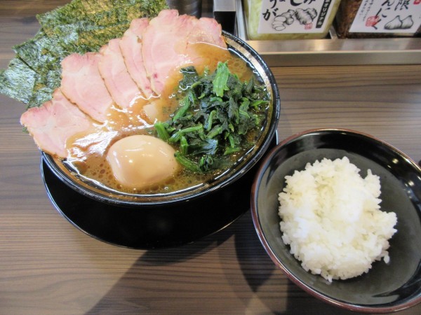 「王道ラーメン（１３００円）＋半ライス１００円」@家系ラーメン がくの写真