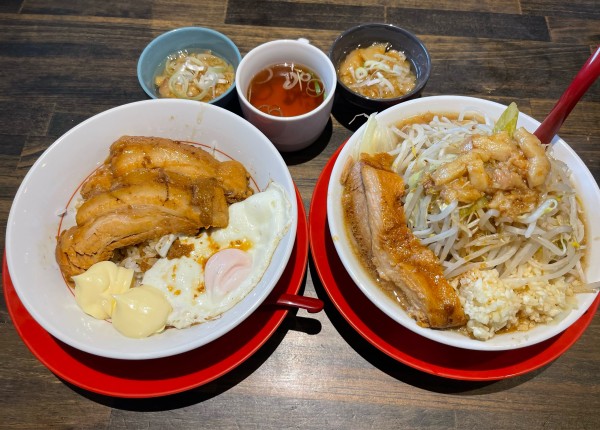 「ラーメン極太麺200g➕チャー玉丼ご飯200g➕味付背脂×2」@麺と飯 トンじろの写真