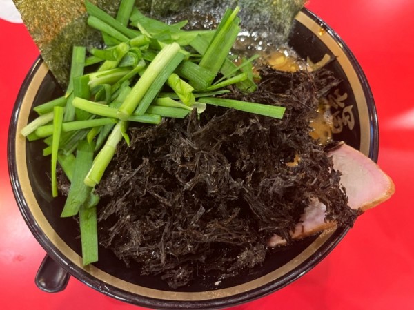 「ラーメン(並)800円＋岩のり200円＋Twitter生ニラ」@横浜家系ラーメン 大輝家の写真