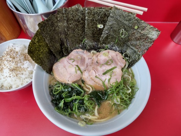 「朝ラー＋チャー3枚､ホウレン草､のり」@横浜ラーメン 武蔵家 大井町店の写真