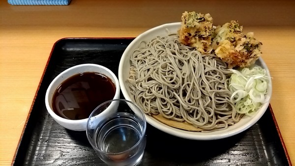 「かき揚げ(冷)+大盛り」@越後十日町そばと地酒の店 がんぎ 三田店の写真