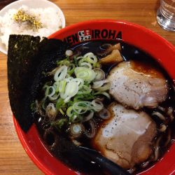 富山ブラックらーめん(並)870円、ライス小110円