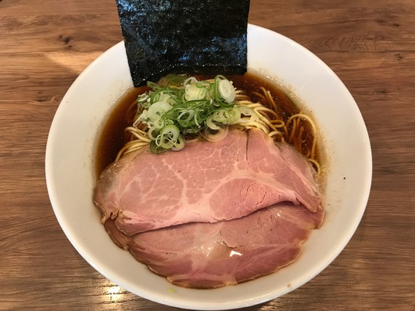 「初代煮干中華そば（黒）　900円」@煮干拉麺 小烏丸 問屋町店の写真