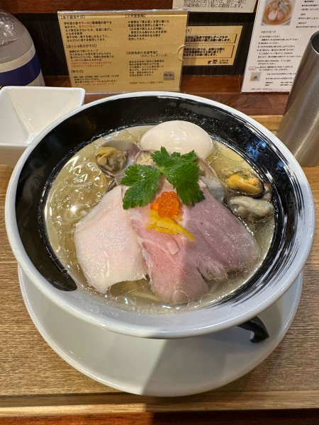 「貝とムール貝の汐そば＋味玉　1130円」@麺処しろくろの写真