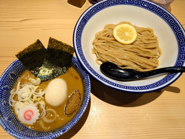 「カレーつけ麺+味玉(麺少なめ、1130円)」@狼煙 浦和店の写真