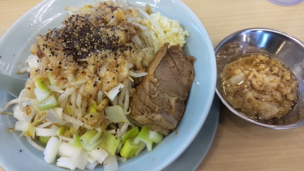 「ミニ汁なし800円全増し」@麺屋 顎で喰らえの写真