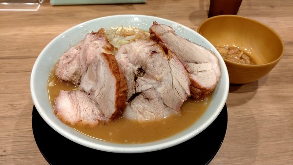 「豚ラーメン「小」　1,250円」@俺の生きる道 上野店の写真