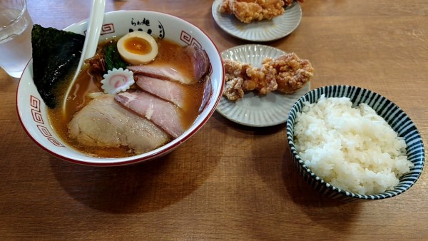「鳥がら中華＋レアチャーシュー＋唐揚げ」@らぁ麺 ここんの写真