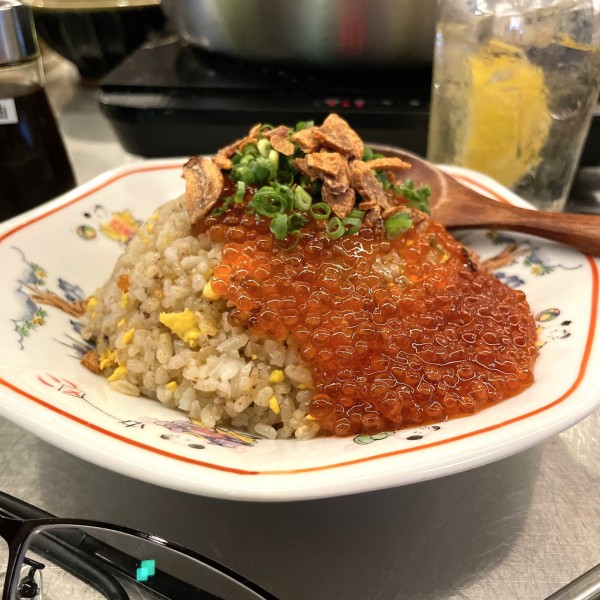 「ラムガーリックチャーハン　いくらトッピング」@ジャンソーアタル （雀荘當）の写真