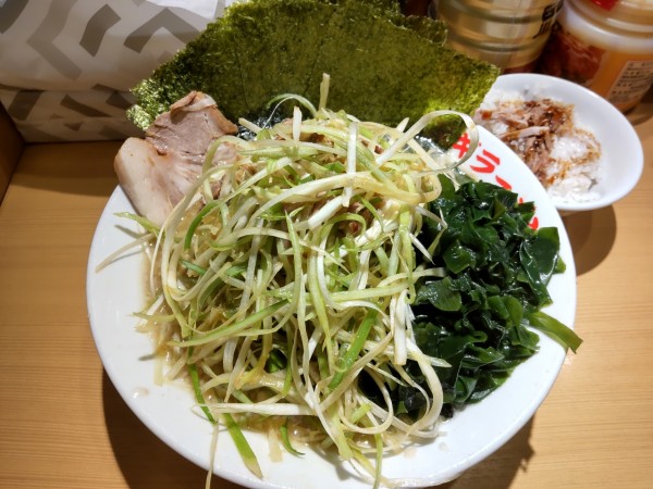 「チャ飯ネギコテラーメンセット＋ネギ､のり､ワカメ」@○新 ネギラーメン 新橋店の写真