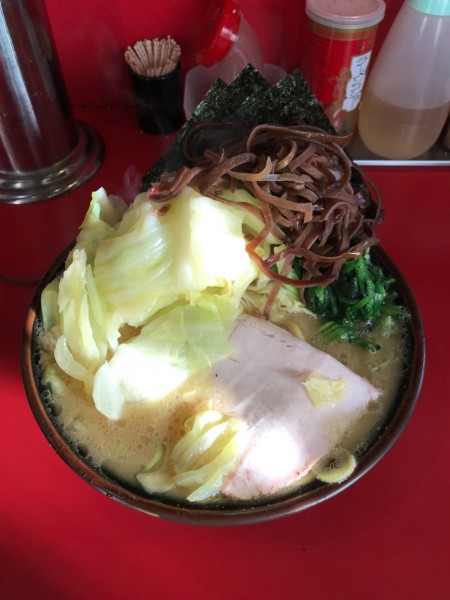「ラーメン 700円＋キャベツ 100円」@どんとこい家の写真