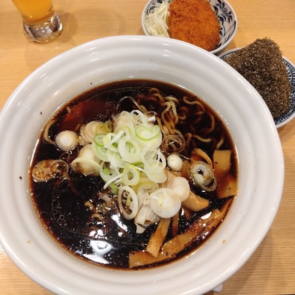 「富山のご当地ぐるめセット1100円、生ビール小350円」@らぁめん次元の写真