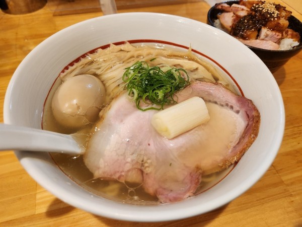 「らーめん塩　味玉　チャーシュー丼」@川の先の上の写真