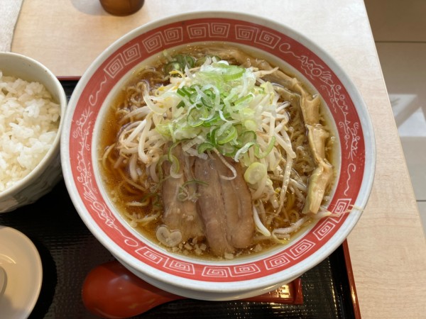「あっさり醤油ラーメン大盛り」@ロクマルらーめん ダイナム埼玉所沢店の写真
