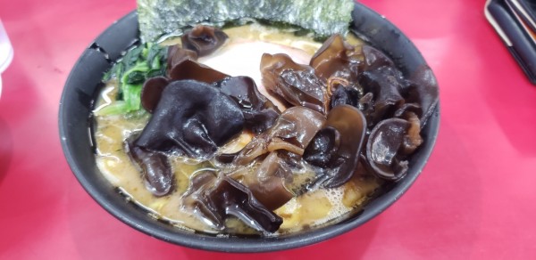 「ラーメン並＋キクラゲ」@杉田家 千葉祐光店の写真